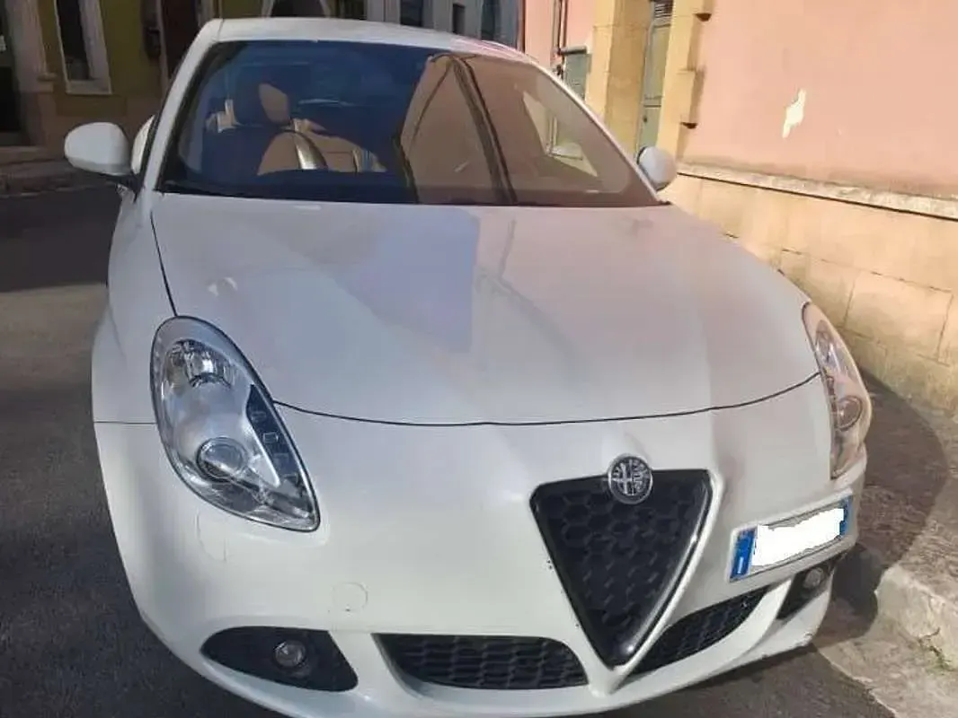 Usata Alfa Romeo Giulietta Distinctive 105 CV (77 kW) 2010 Bianco Utilitaria