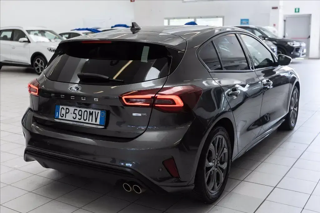 Usata Ford Focus ST-Line 125 CV (91 kW) 2023 Magnetic grey (metallizzato) Berlina