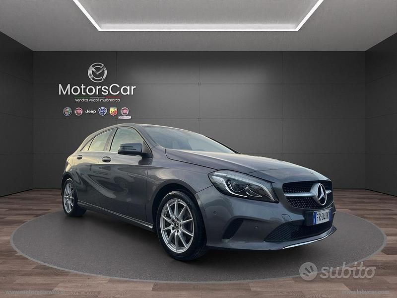 Grigio Usata 2018 Mercedes A180 Tre volumi | 11.490 € (Buon prezzo) - Immagine 1/4