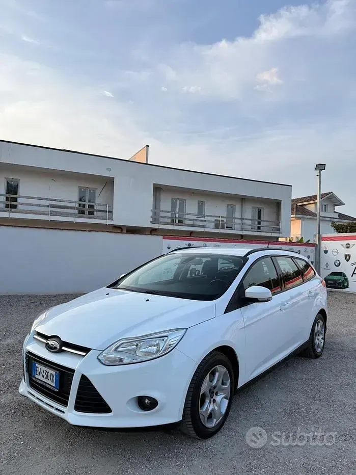 Usata Ford Focus 120 CV (88 kW) 2014 Bianco Station wagon