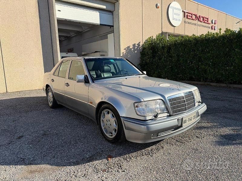 Usata Mercedes E500 320 CV (235 kW) 1994 Grigio Berlina