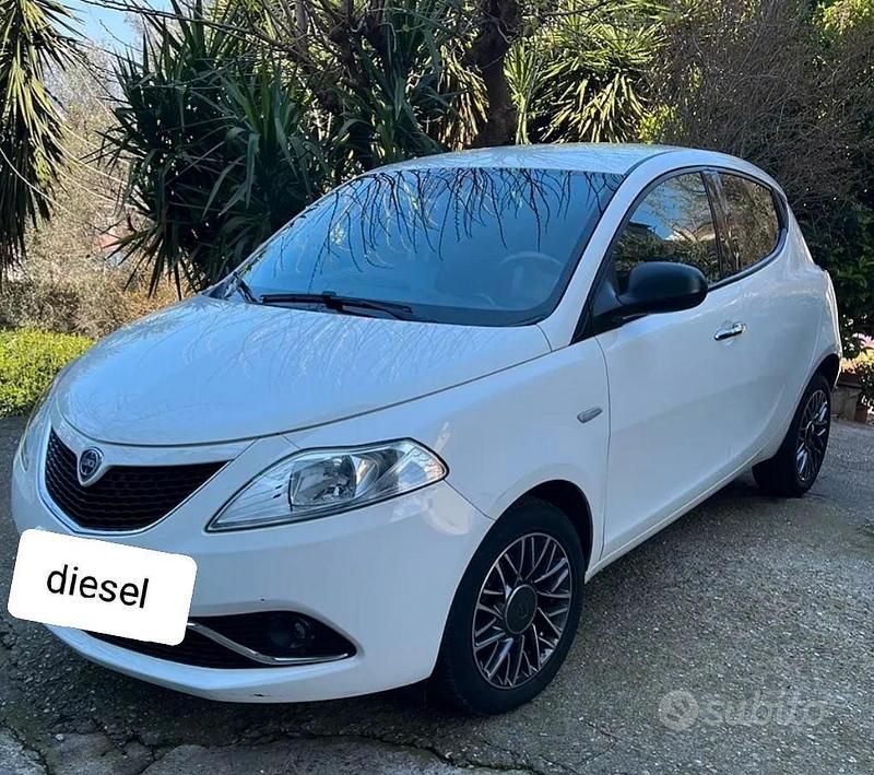 Usata Lancia Ypsilon 95 CV (69 kW) 2017 Bianco Utilitaria