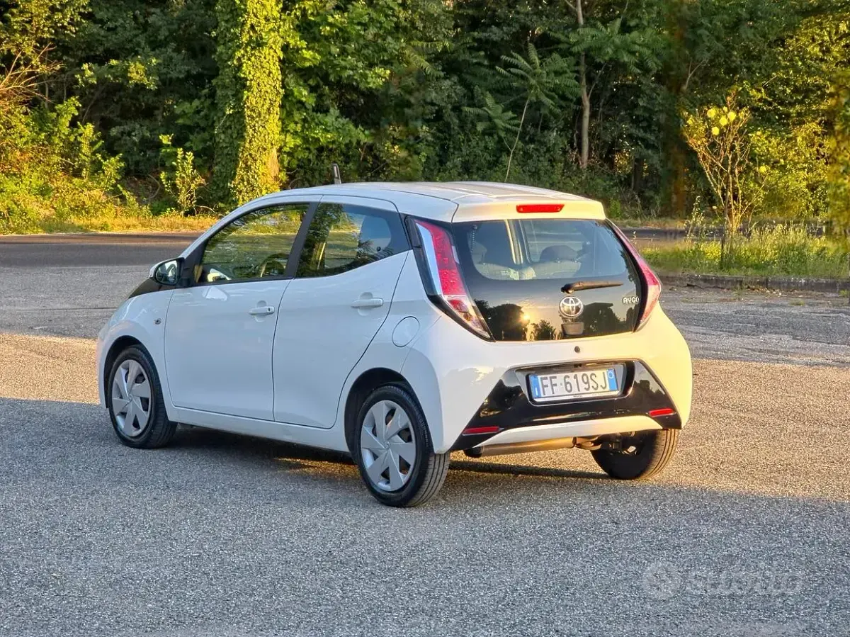 Usata Toyota Aygo X-wave 69 CV (50 kW) 2016 Bianco Utilitaria