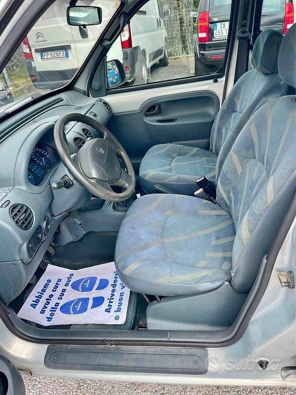 Usado Renault Kangoo 80 CV (58 kW) 2001 Gris Monovolumen