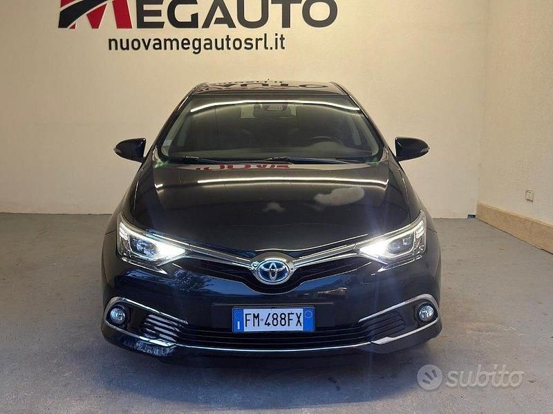 Usata Toyota Auris Hybrid Lounge 99 CV (72 kW) 2017 Blu Berlina