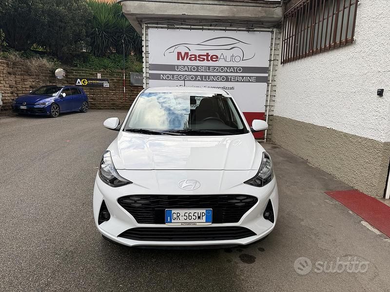 Usata Hyundai i10 66 CV (48 kW) 2023 Bianco Utilitaria
