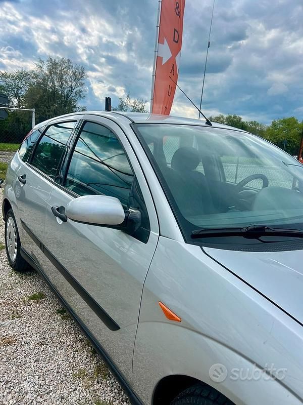 Occasion Ford Focus Ambiente 90 PK (66 kW) 2001 Grijs Sedan