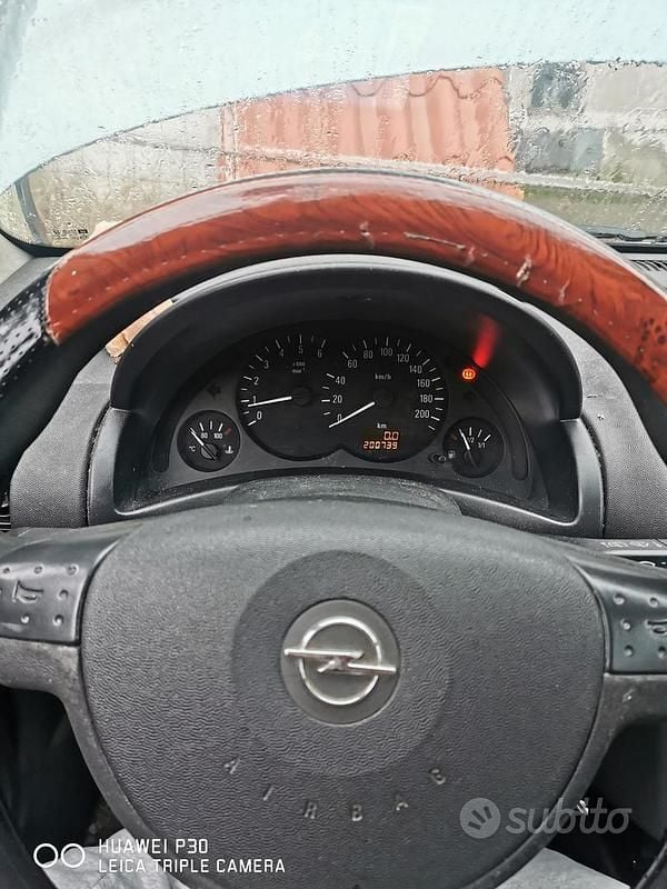 Grigio Usata 2004 Opel Corsa Tre volumi | 500 € (Super prezzo) - Immagine 1/3