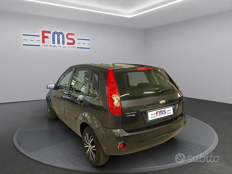 Usata Ford Fiesta Titanium 102 CV (75 kW) 2008 Grigio Utilitaria