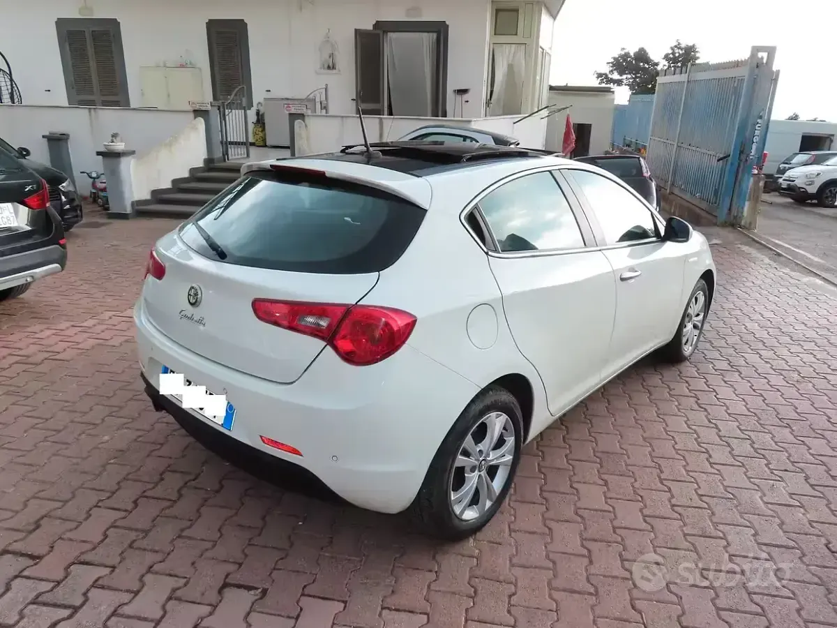 Usata Alfa Romeo Giulietta 105 CV (77 kW) 2011 Bianco Utilitaria