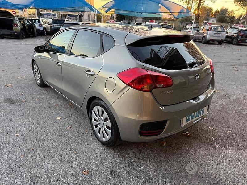 Usata Kia Ceed 110 CV (80 kW) 2017 Marrone Utilitaria