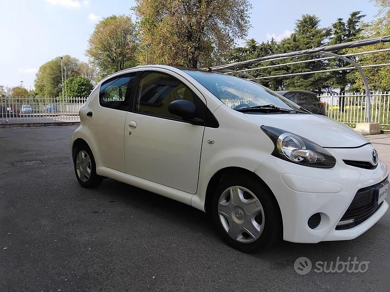 Usata Toyota Aygo Connect Style 68 CV (50 kW) 2013 Bianco Utilitaria