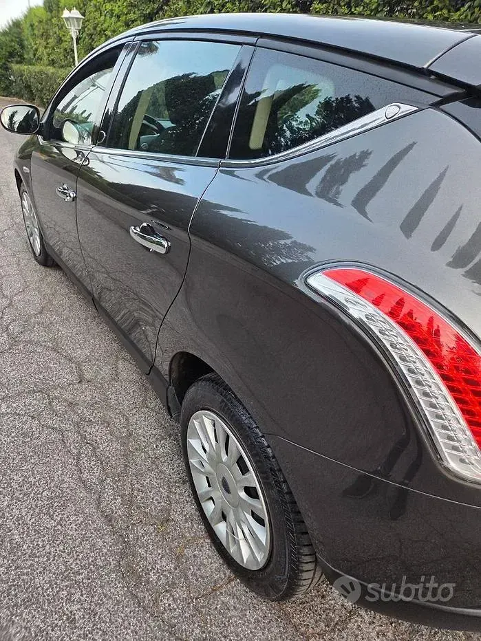 Gebraucht Lancia Delta 120 PS (88 kW) 2010 Grau Kleinwagen