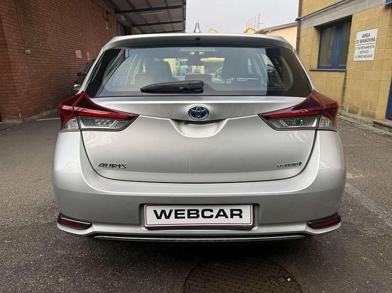 Usata Toyota Auris Hybrid Lounge 99 CV (72 kW) 2018 Argento Berlina