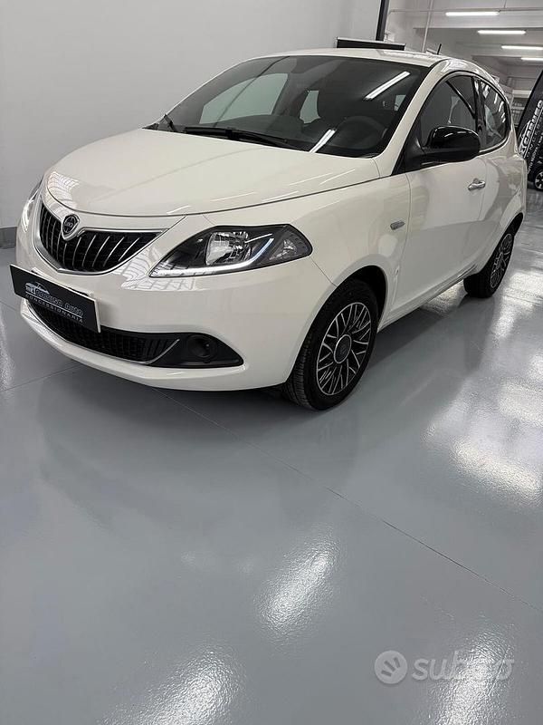 Usata Lancia Ypsilon Gold 69 CV (50 kW) 2024 Blu Utilitaria