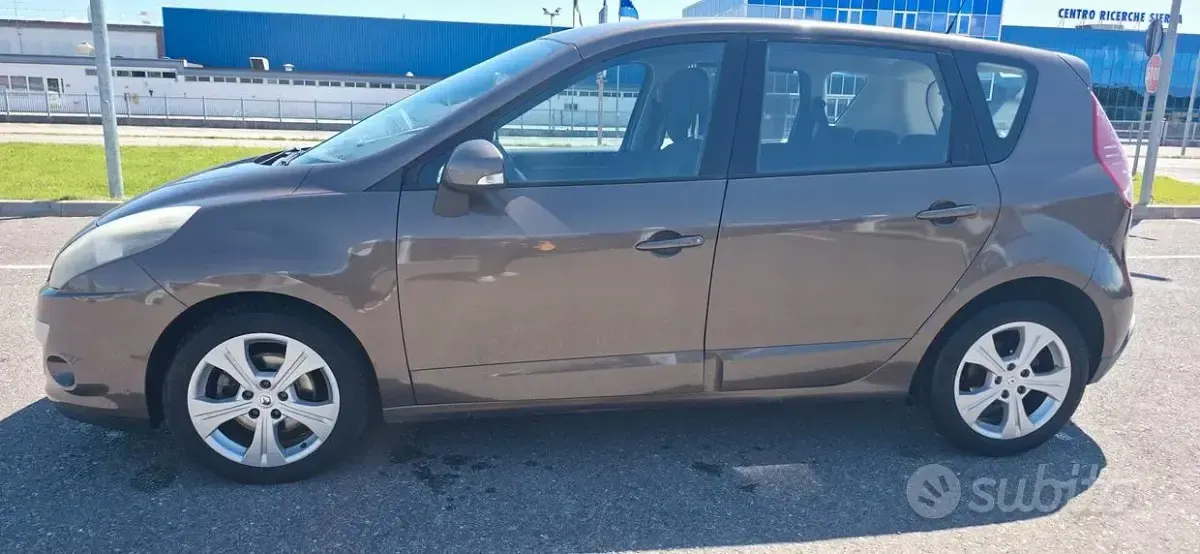 Käytetty Renault Scenic E-Tech Luxe 110 HP (80 kW) 2010 Harmaa Tila-auto