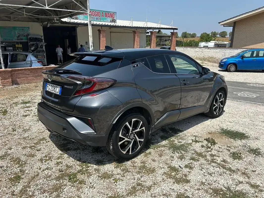 Usata Toyota C-HR Lounge 98 CV (72 kW) 2017 Grigio SUV