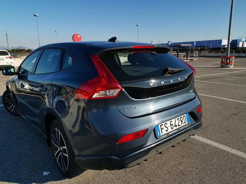 Usata Volvo V40 Momentum 120 CV (88 kW) 2018 Berlina