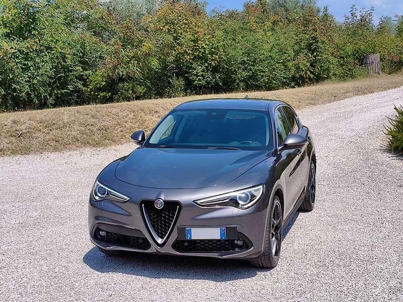 Usata Alfa Romeo Stelvio Executive 179 CV (131 kW) 2017 Grigio SUV