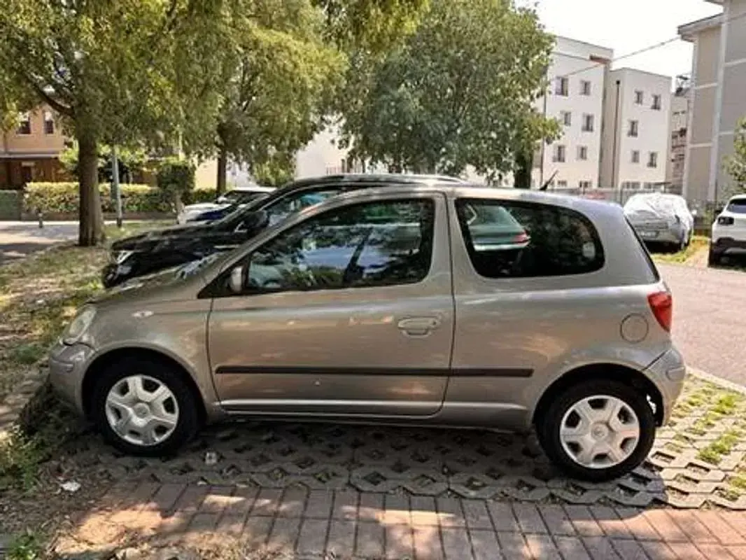 Usata Toyota Yaris 65 CV (47 kW) 2003 Grigio Utilitaria