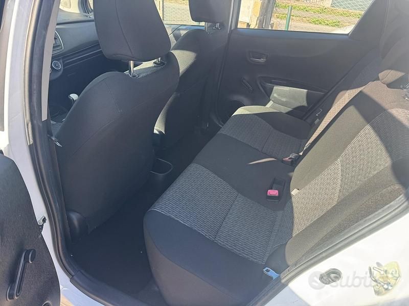 Usata Toyota Yaris Lounge 69 CV (50 kW) 2013 Bianco Utilitaria