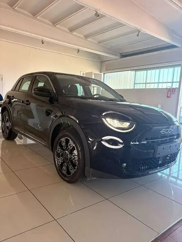 Usata Fiat 600 136 CV (100 kW) 2025 Nero SUV