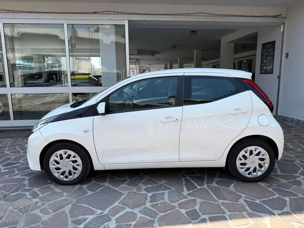 Usata Toyota Aygo X-play 72 CV (52 kW) 2020 Bianco Utilitaria