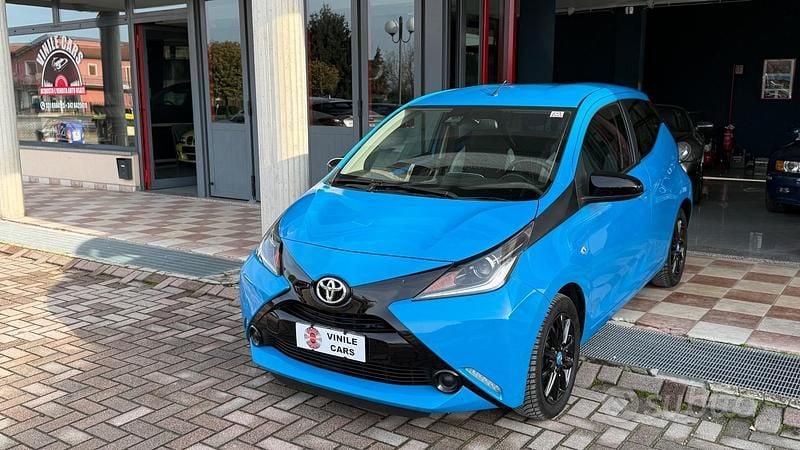 Blu/azzurro Usata 2018 Toyota Aygo X-wave Due volumi | 8500 € (Buon prezzo) - Immagine 1/4