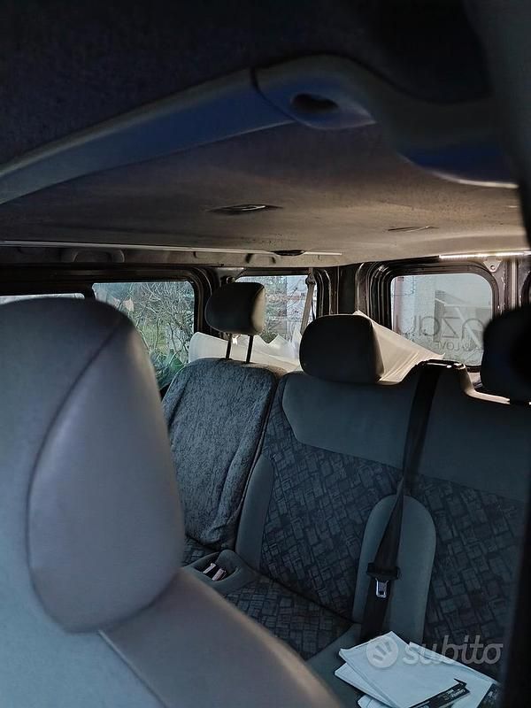 Usata Opel Vivaro 100 CV (73 kW) 2005 Nero Monovolume