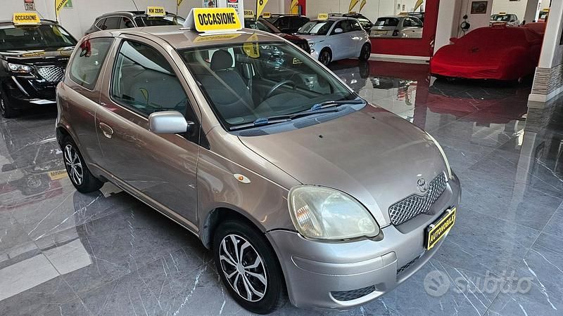 Usata Toyota Yaris 65 CV (47 kW) 2004 Grigio Berlina