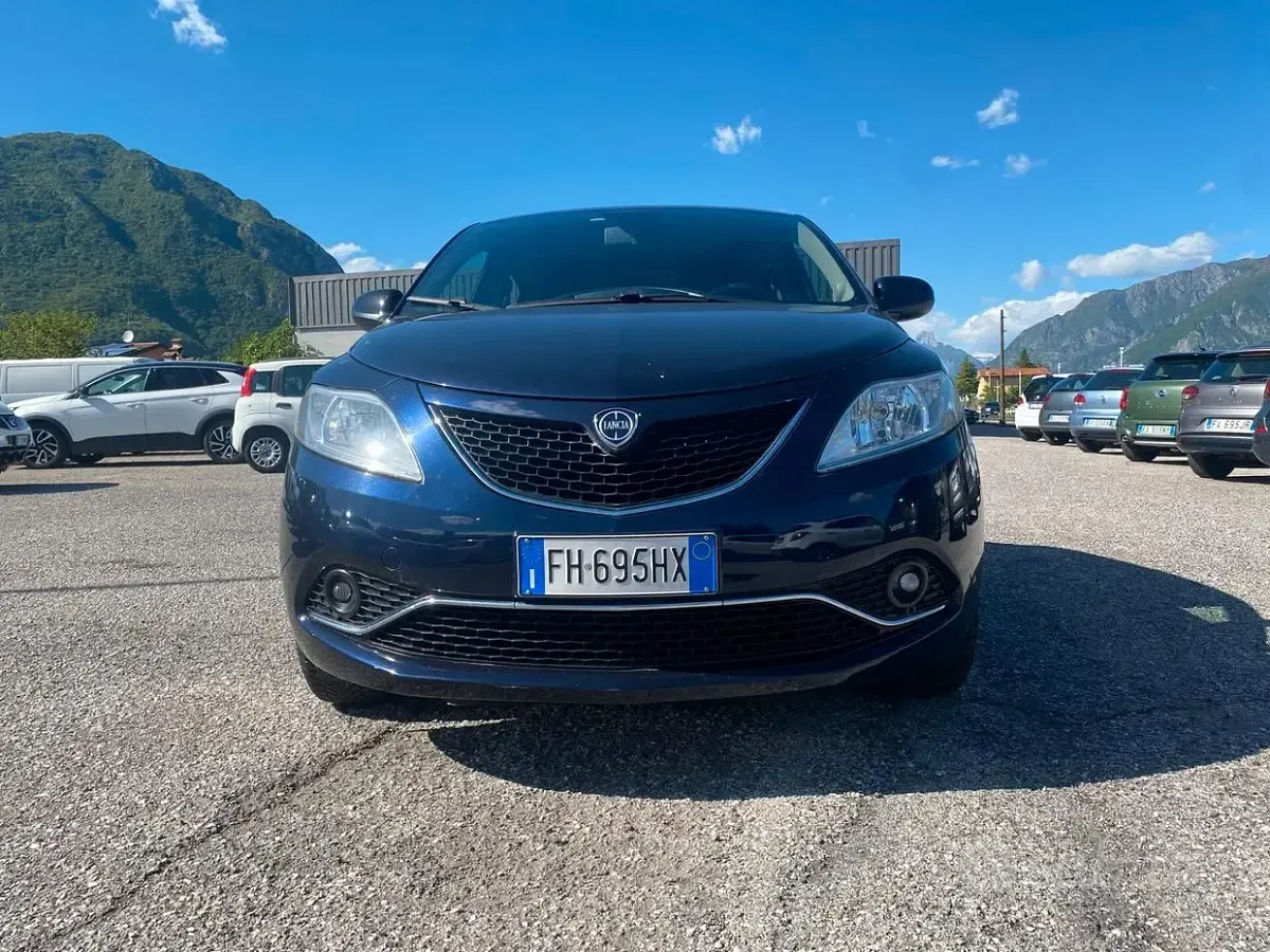 Usata Lancia Ypsilon Gold 69 CV (50 kW) 2017 Blu Utilitaria