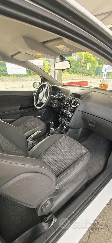 Usata Opel Corsa Edition 75 CV (55 kW) 2014 Bianco Berlina