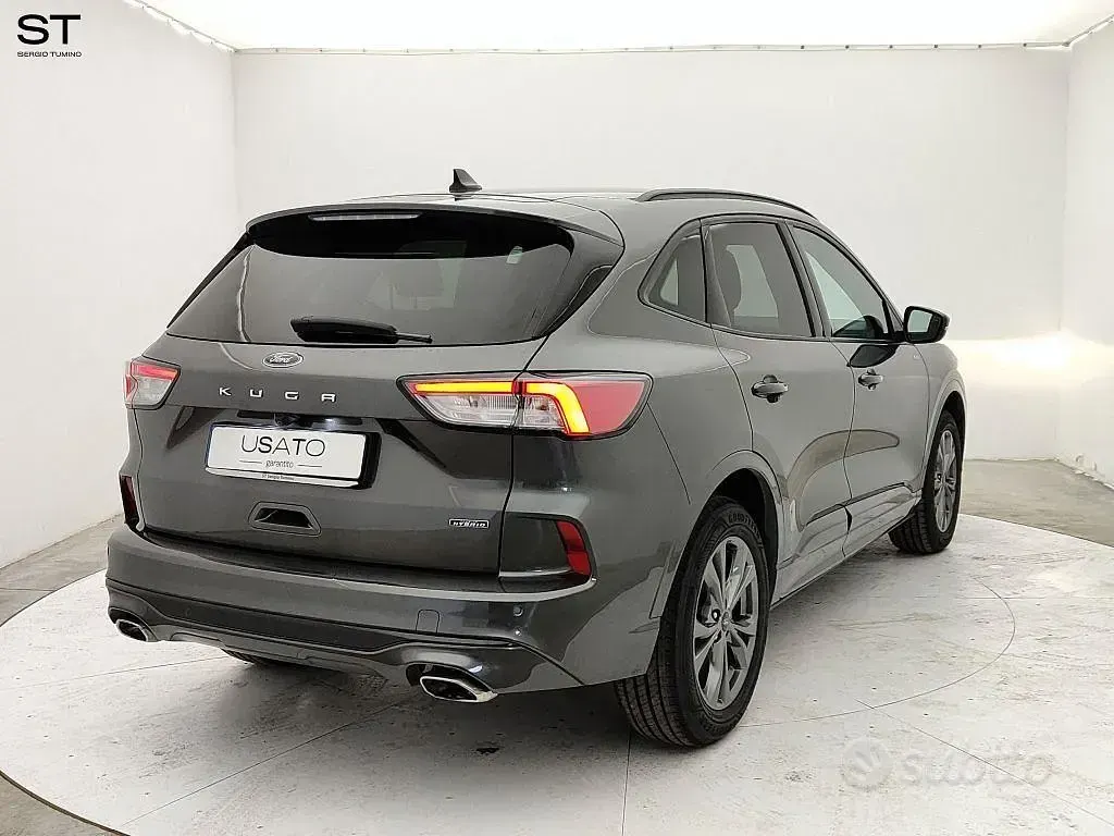 Usata Ford Kuga 152 CV (111 kW) 2023 Grigio SUV
