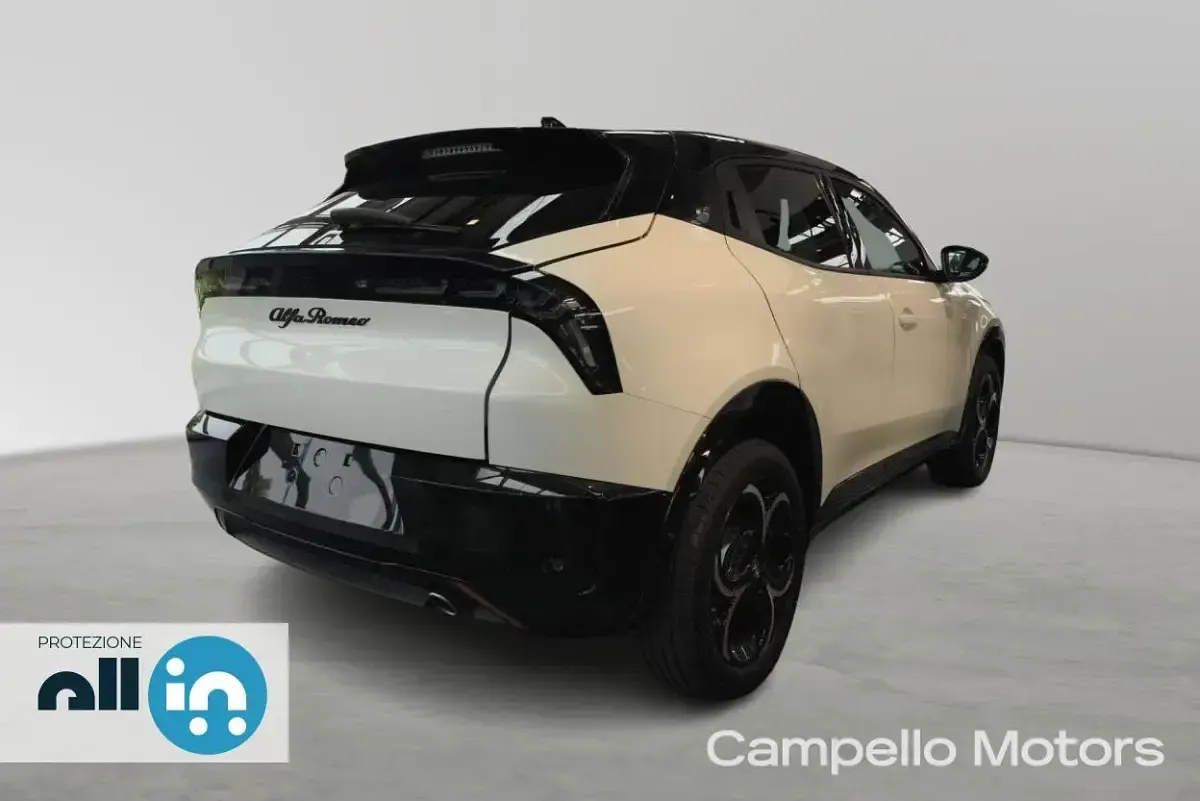 Nuova Alfa Romeo GT Junior 136 CV (100 kW) 2026 Bianco sempione con tetto nero SUV