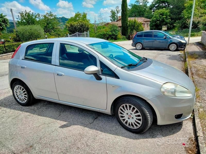 Usata 2013 Fiat Grande Punto Due volumi | 2600 € (Ottimo prezzo) - Immagine 1/4