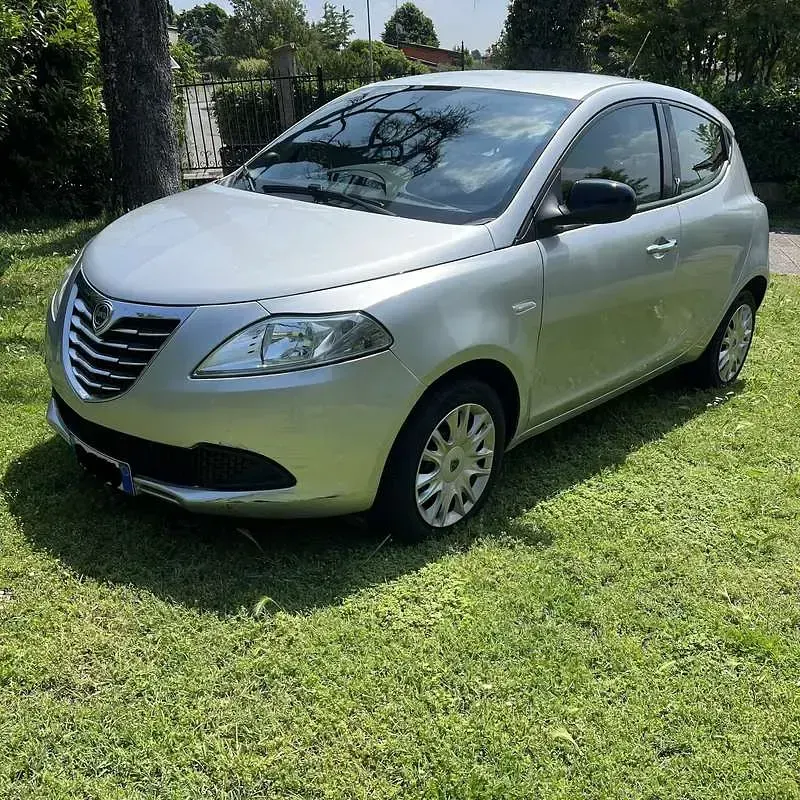 Usata Lancia Ypsilon Platinum 69 CV (50 kW) 2013 Argento Utilitaria