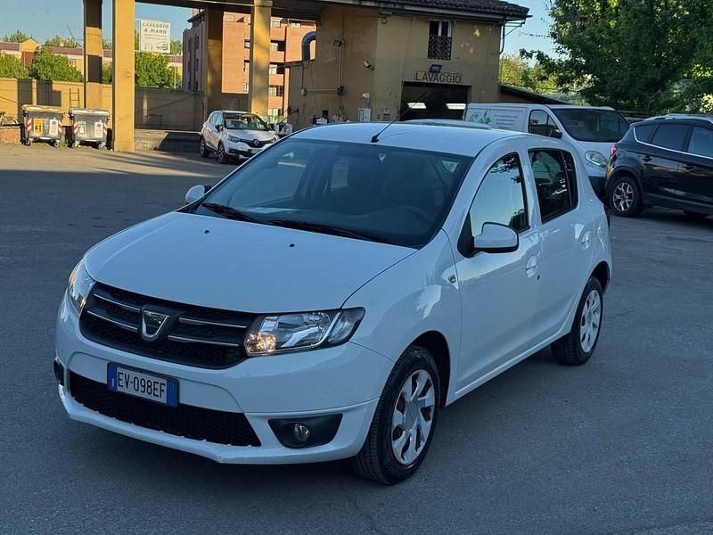 Usata Dacia Sandero Lauréate 75 CV (55 kW) 2014 Bianco Berlina