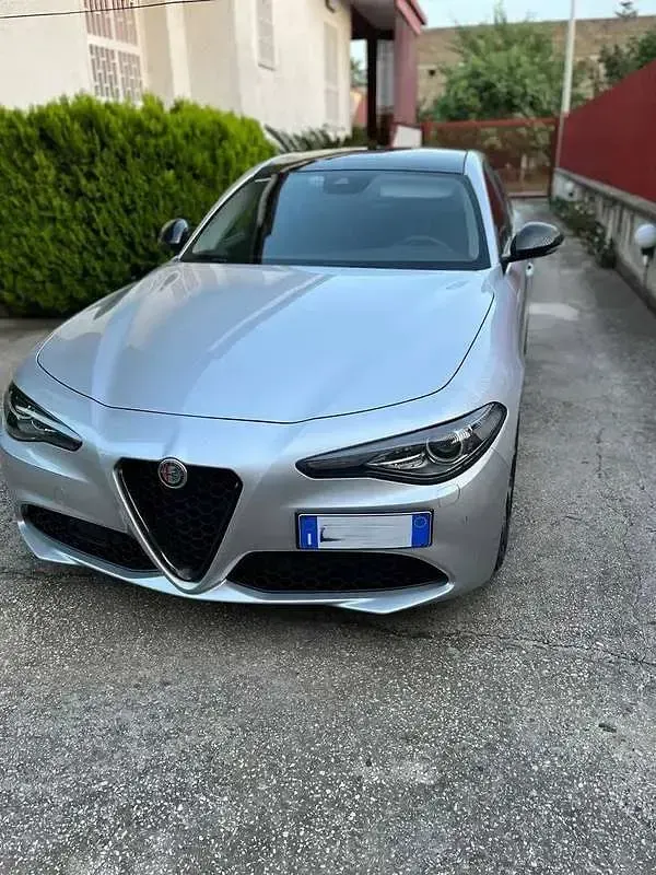 Usata Alfa Romeo Giulia Tech Edition 160 CV (117 kW) 2018 Argento Berlina