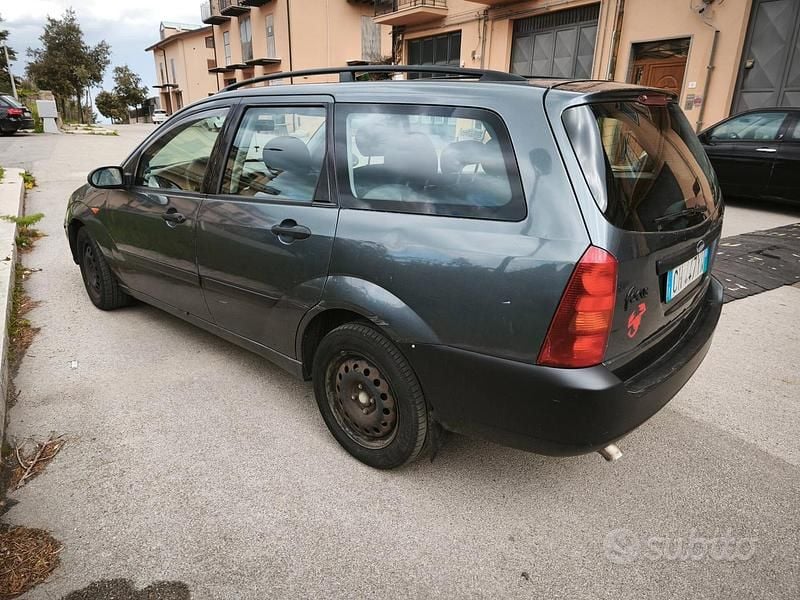 Usata Ford Focus Ambiente 100 CV (73 kW) 2004 Nero Station wagon