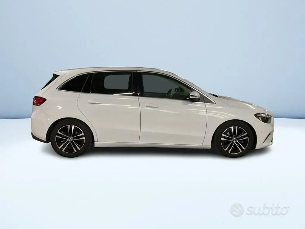 Usata Mercedes B180 Advanced 116 CV (85 kW) 2023 Bianco metallizzato Utilitaria