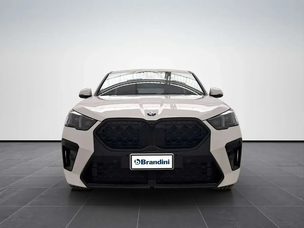 Nuova BMW X2 150 CV (110 kW) 2026 Alpin white pastello SUV