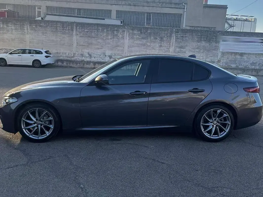 Usata Alfa Romeo Giulia Super 179 CV (131 kW) 2018 Grigio Berlina