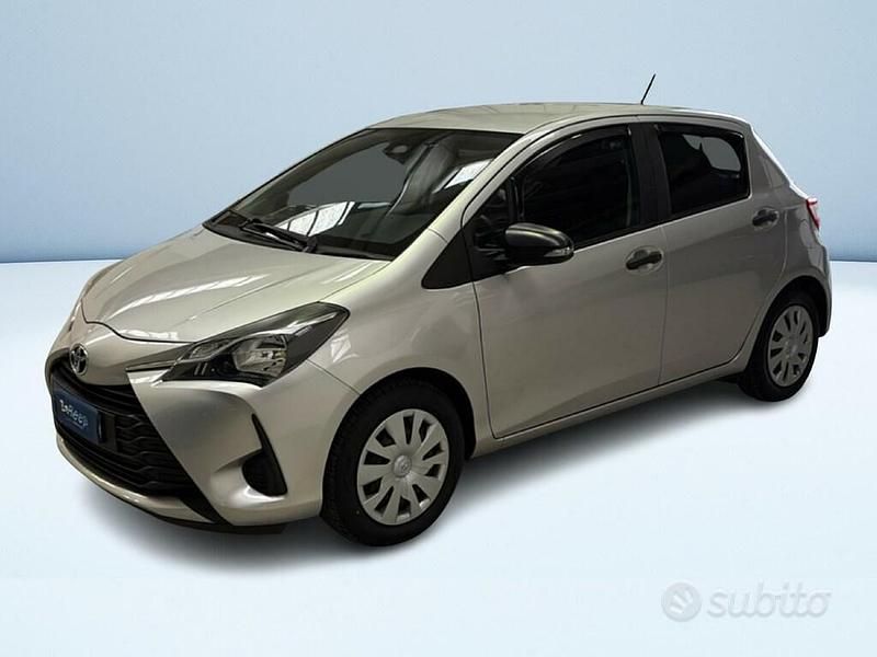 Usata Toyota Yaris Lounge 111 CV (81 kW) 2019 Grigio Berlina