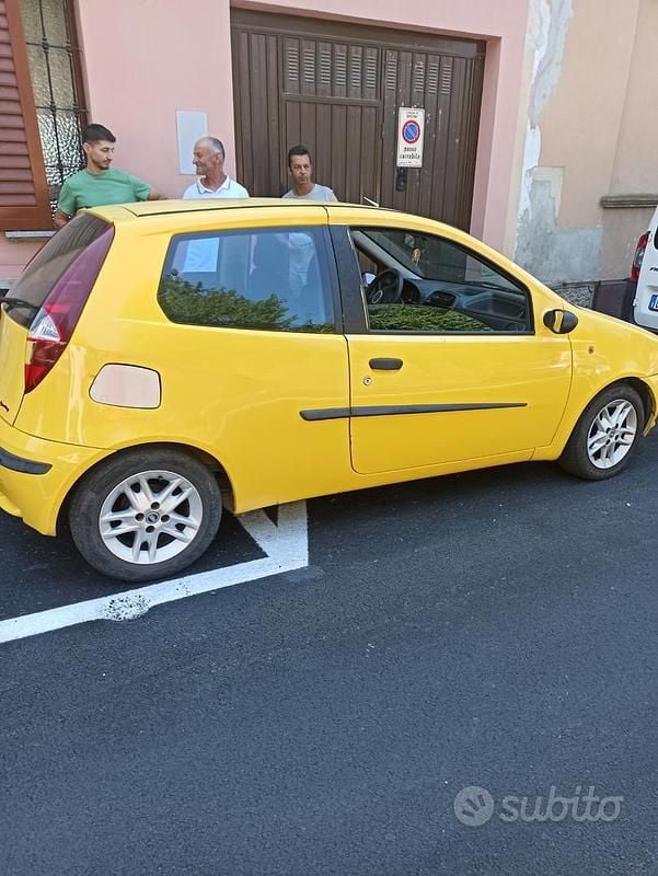 Usata Fiat Punto 80 CV (58 kW) 2002 Giallo Utilitaria