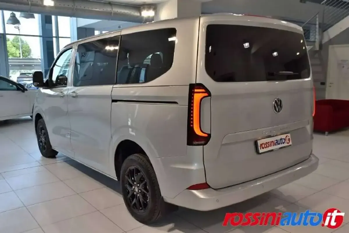 Usata VW Caravelle Life 150 CV (110 kW) 2025 Light grey Furgone