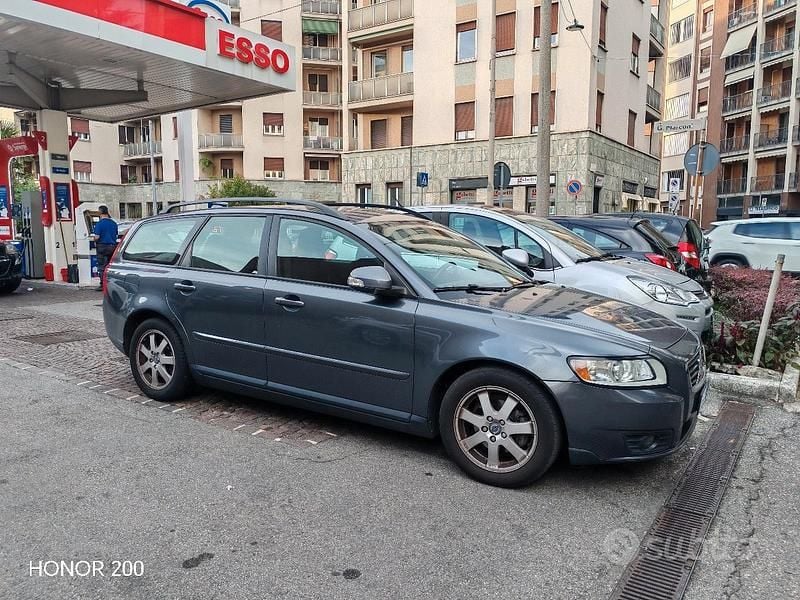 Grigio Usata 2010 Volvo V50 Station wagon | 4000 € (Buon prezzo) - Immagine 1/4