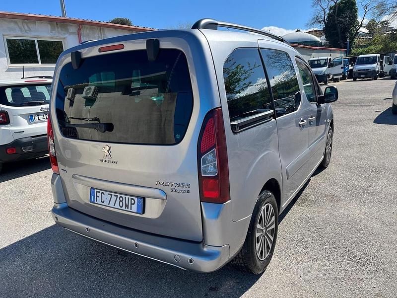 Käytetty Peugeot Partner 99 HP (72 kW) 2016 Harmaa Tila-auto