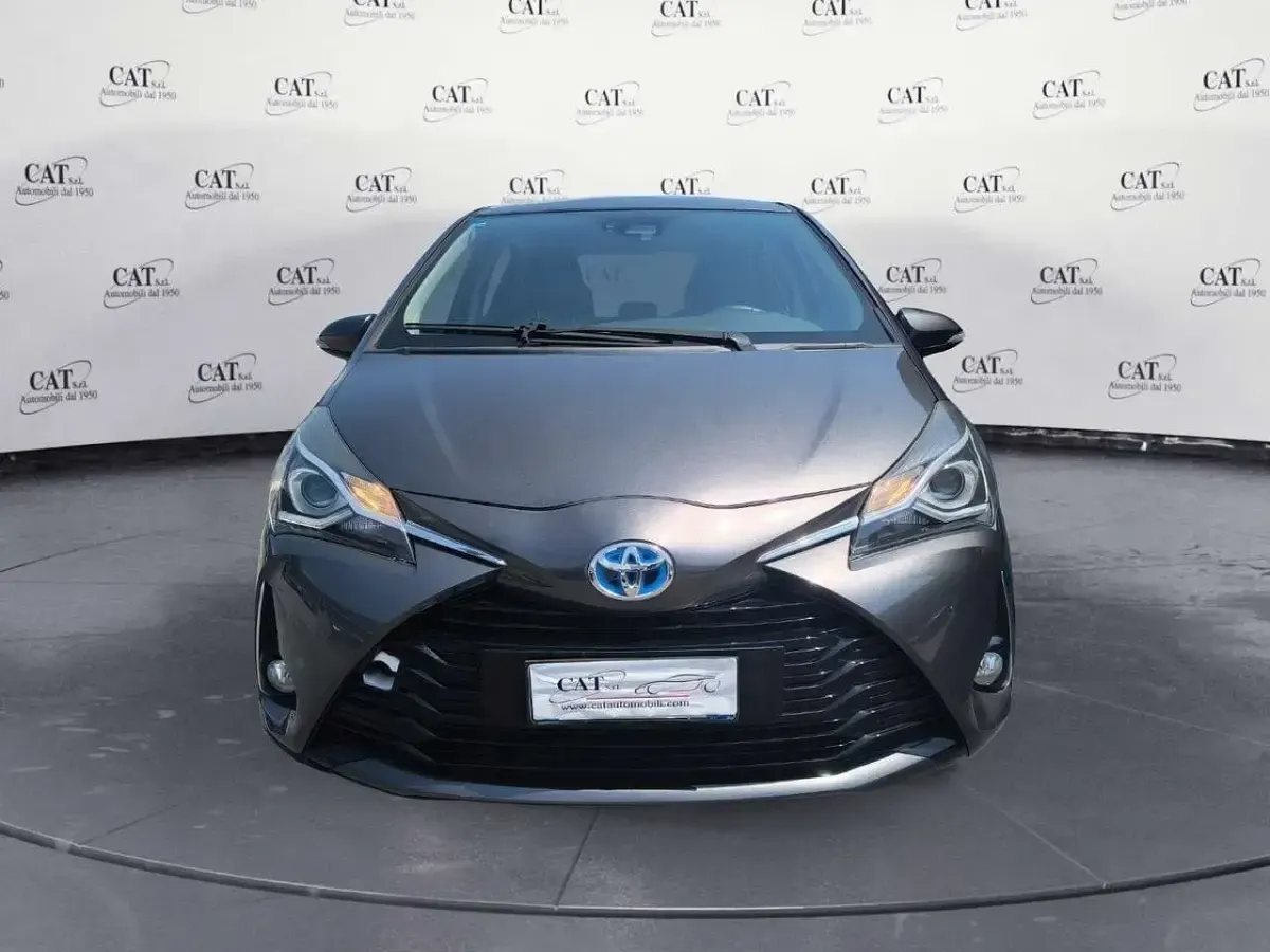 Usata Toyota Yaris Hybrid Cool 101 CV (74 kW) 2018 Grigio Berlina