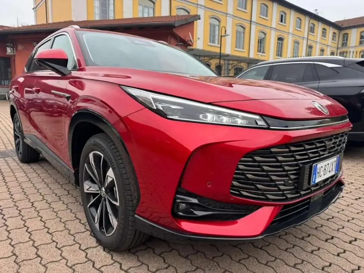 Nuova MG HS Luxury 143 CV (105 kW) 2026 Rosso SUV
