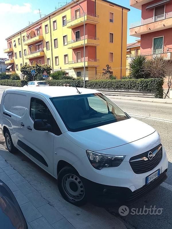 Usata Opel Combo Edition 102 CV (75 kW) 2021 Bianco Monovolume